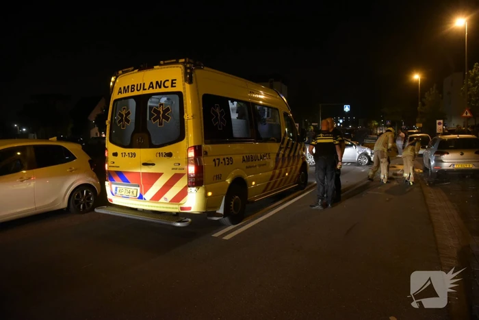 Vrouw verliest macht over het stuur en botst op meerdere geparkeerde auto's
