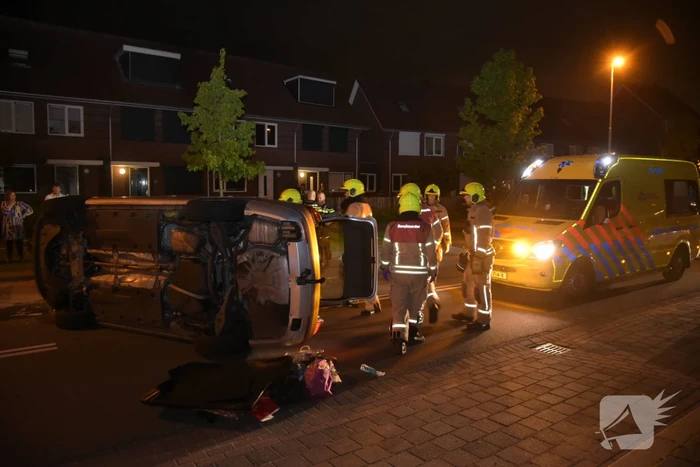 Vrouw verliest macht over het stuur en botst op meerdere geparkeerde auto's