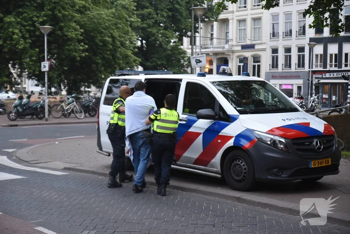 Omstanders redden dronken man uit het water