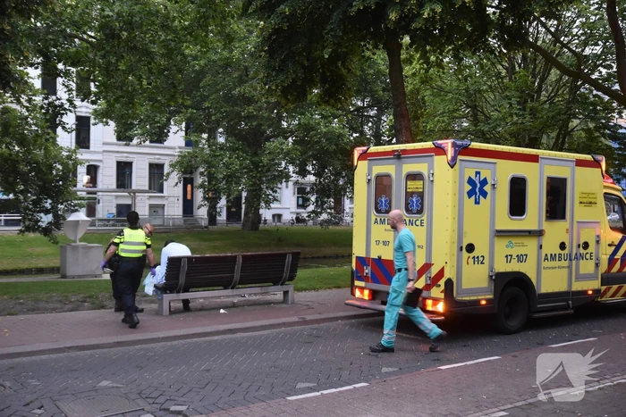 Omstanders redden dronken man uit het water