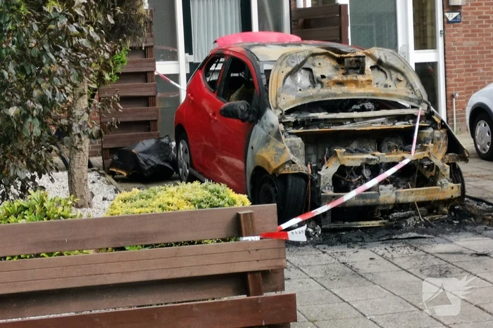 Geparkeerd auto op oprit verwoest door brand
