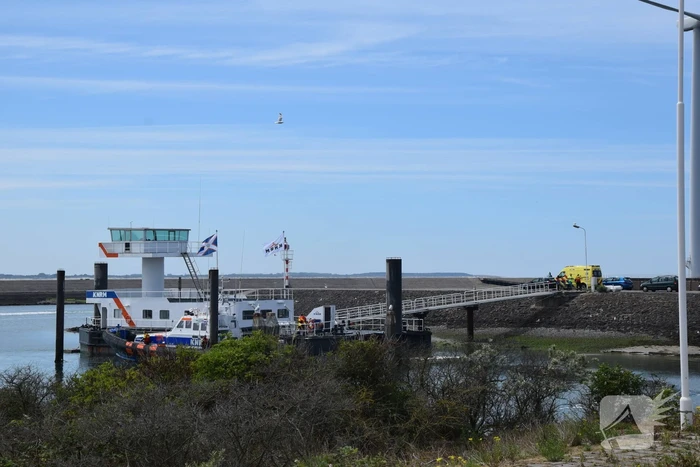 KNRM haalt gewonde van vissersboot