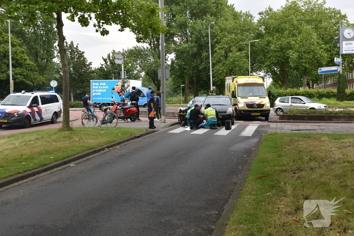 Fietsster gewond bij aanrijding met auto op rotonde