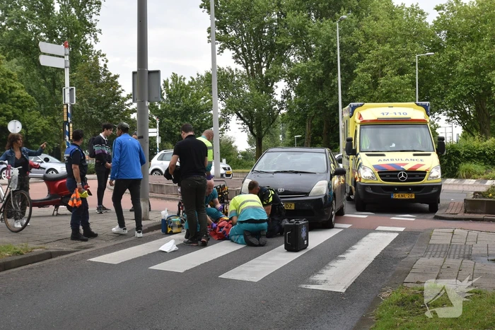 Fietsster gewond bij aanrijding met auto op rotonde