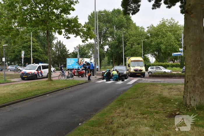 Fietsster gewond bij aanrijding met auto op rotonde