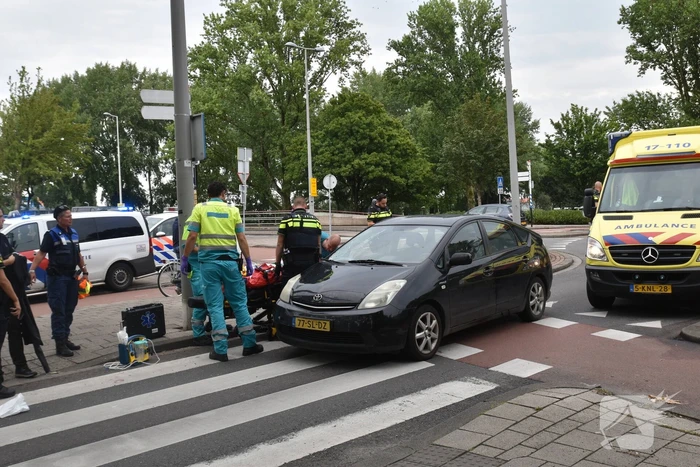 Fietsster gewond bij aanrijding met auto op rotonde