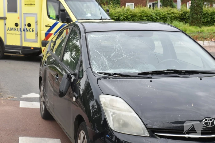 Fietsster gewond bij aanrijding met auto op rotonde