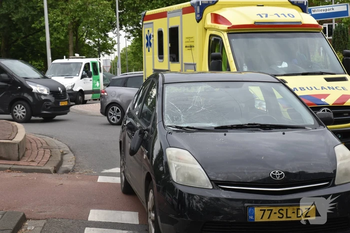 Fietsster gewond bij aanrijding met auto op rotonde