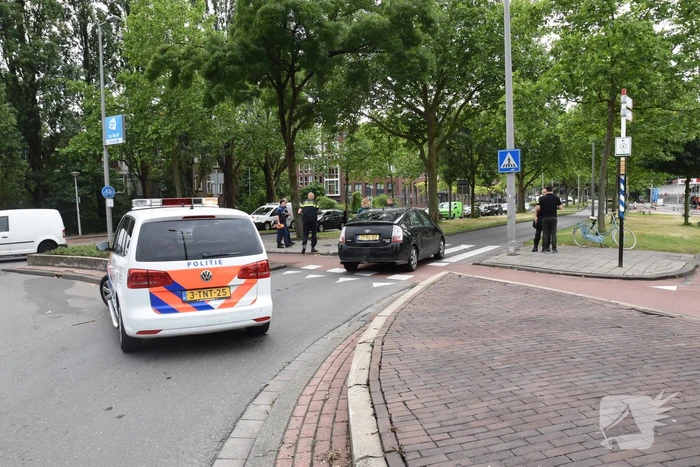 Fietsster gewond bij aanrijding met auto op rotonde