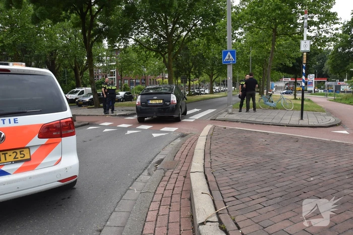Fietsster gewond bij aanrijding met auto op rotonde