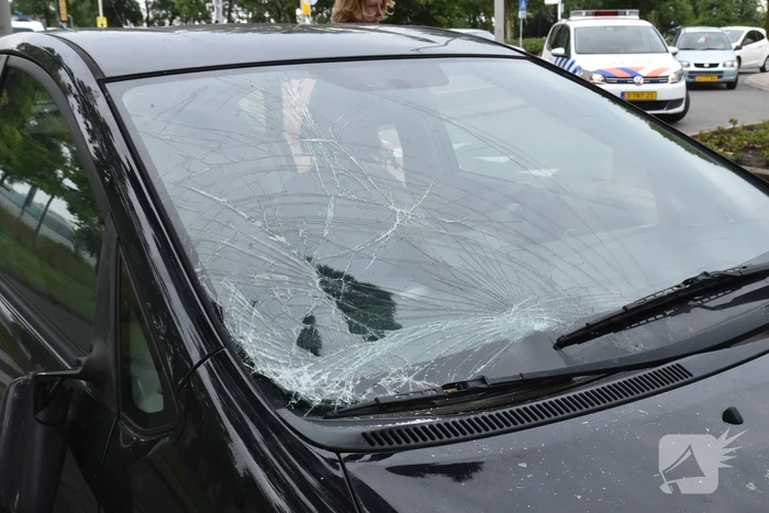 Fietsster gewond bij aanrijding met auto op rotonde