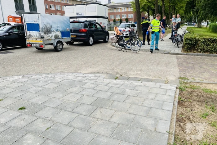 Kind op fiets aangereden door auto