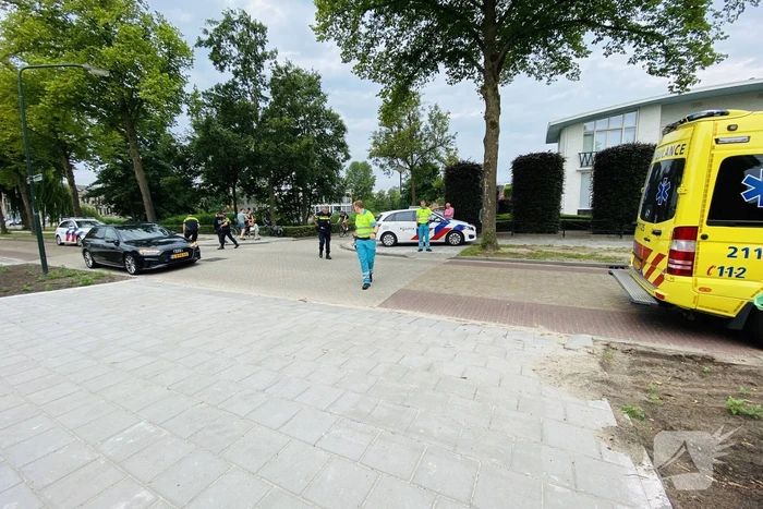 Kind op fiets aangereden door auto
