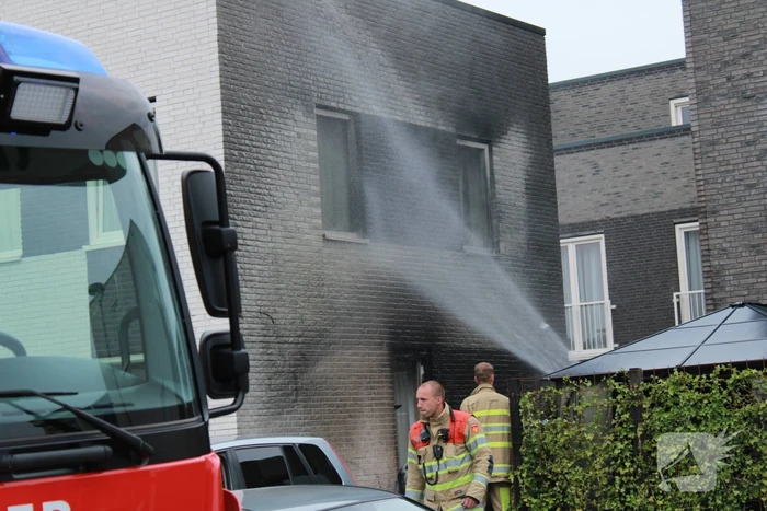 Woning beschadigd na verwoestende autobrand