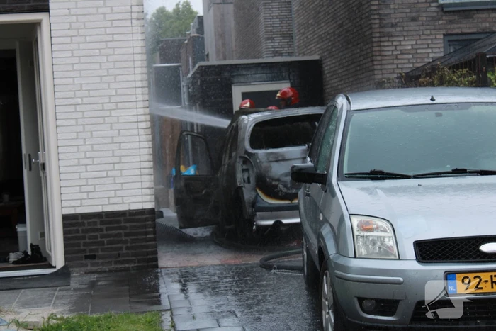 Woning beschadigd na verwoestende autobrand
