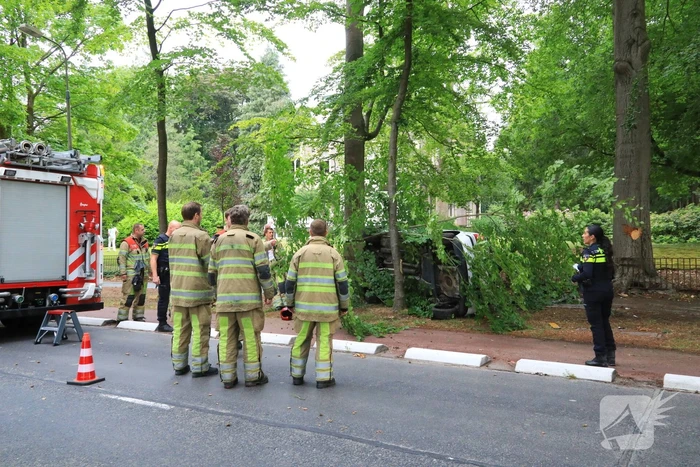 Auto crasht belandt op zijkant, bestuurder slaat op de vlucht