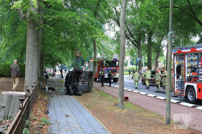 Auto crasht belandt op zijkant, bestuurder slaat op de vlucht