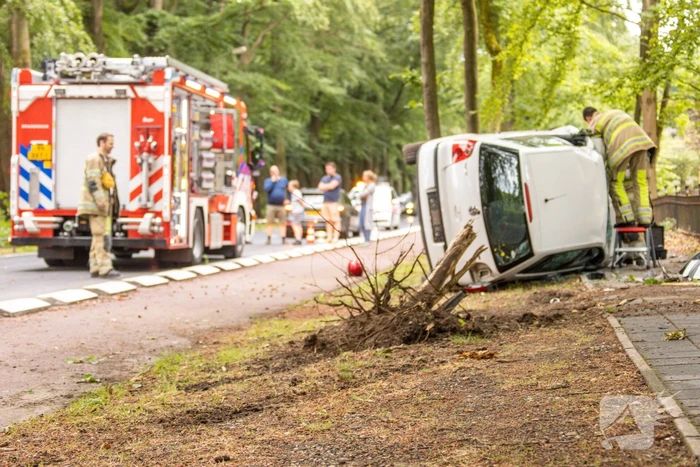Auto crasht belandt op zijkant, bestuurder slaat op de vlucht