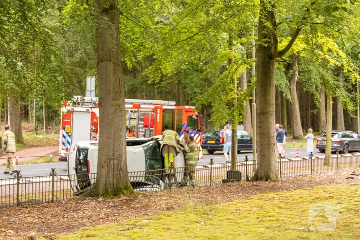Auto crasht belandt op zijkant, bestuurder slaat op de vlucht