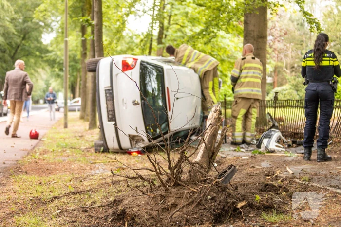 Auto crasht belandt op zijkant, bestuurder slaat op de vlucht