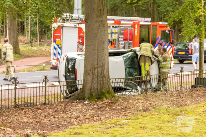 Auto crasht belandt op zijkant, bestuurder slaat op de vlucht