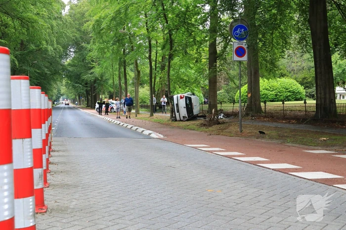 Auto crasht belandt op zijkant, bestuurder slaat op de vlucht