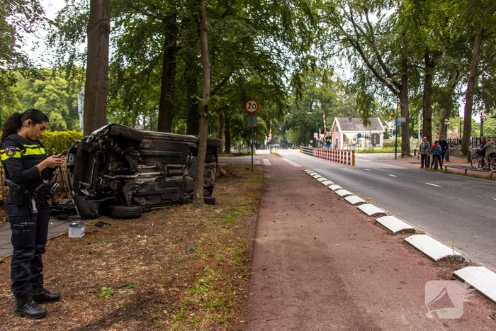 Auto crasht belandt op zijkant, bestuurder slaat op de vlucht