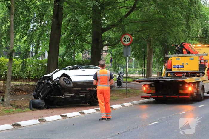 Auto crasht belandt op zijkant, bestuurder slaat op de vlucht