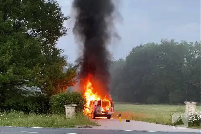 Bestelwagen met lachgas flessen ontploft bij brand