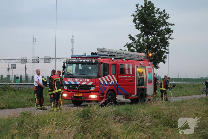 Voertuig belandt op zijn kop in de sloot