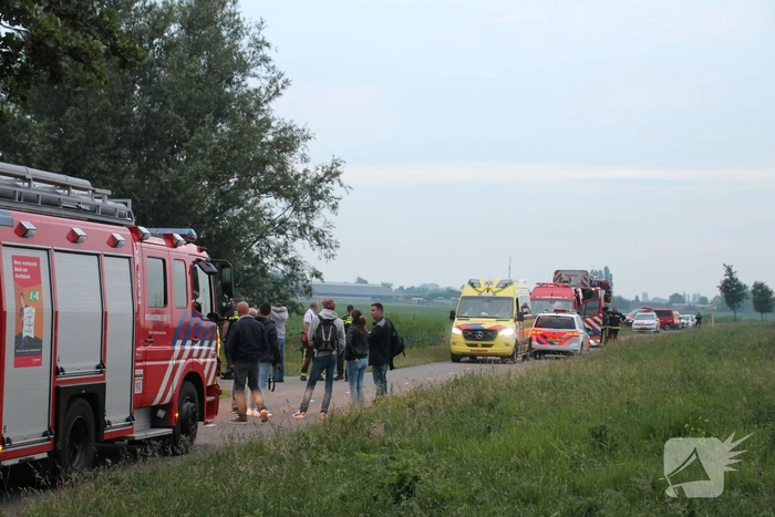 Voertuig belandt op zijn kop in de sloot