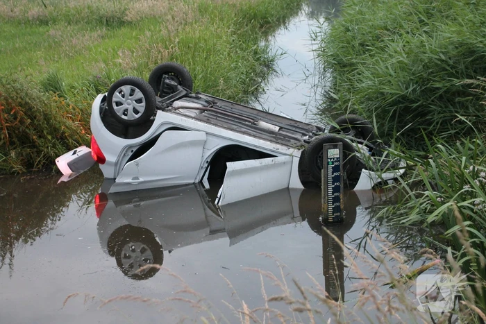 Voertuig belandt op zijn kop in de sloot