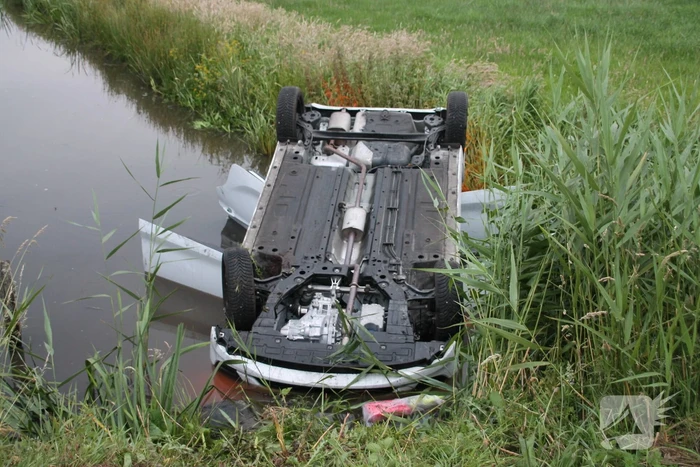 Voertuig belandt op zijn kop in de sloot