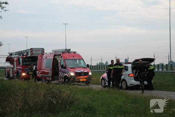 Voertuig belandt op zijn kop in de sloot