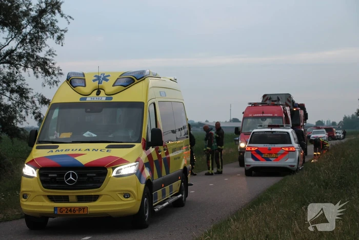 Voertuig belandt op zijn kop in de sloot