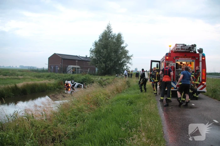 Voertuig belandt op zijn kop in de sloot