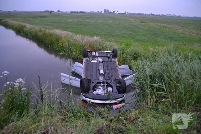 Voertuig belandt op zijn kop in de sloot