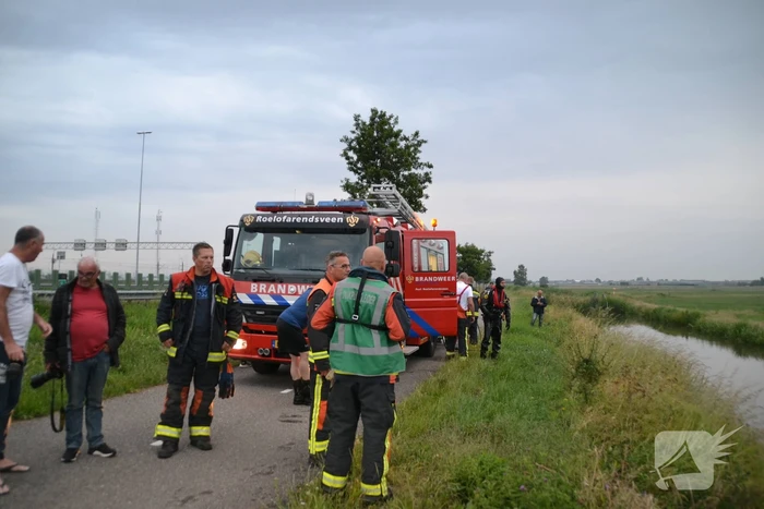 Voertuig belandt op zijn kop in de sloot