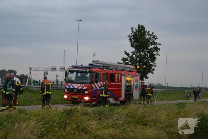 Voertuig belandt op zijn kop in de sloot