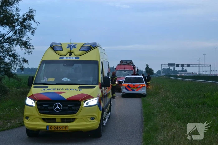 Voertuig belandt op zijn kop in de sloot