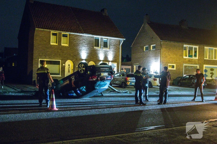 Lantaarnpaal uit grond gereden bij eenzijdige aanrijding