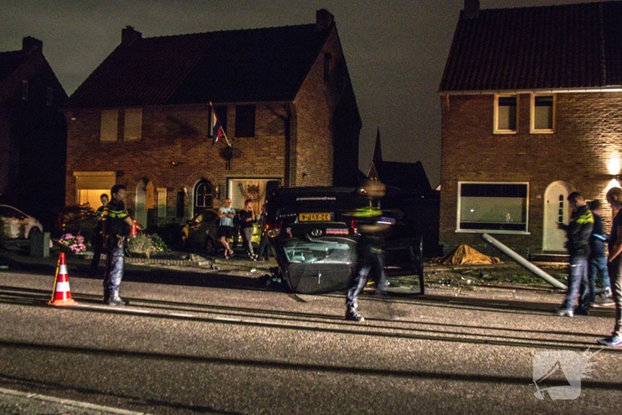 Lantaarnpaal uit grond gereden bij eenzijdige aanrijding