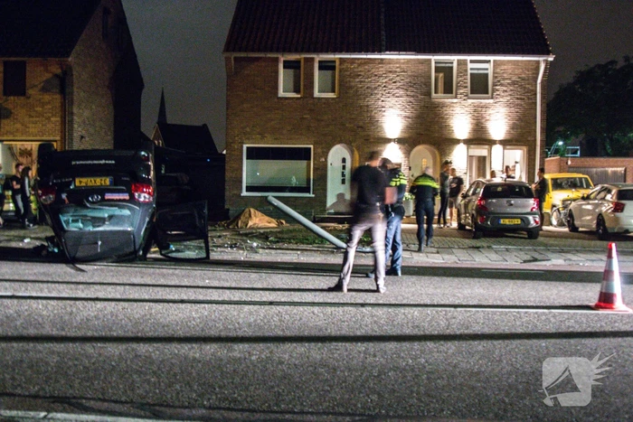 Lantaarnpaal uit grond gereden bij eenzijdige aanrijding
