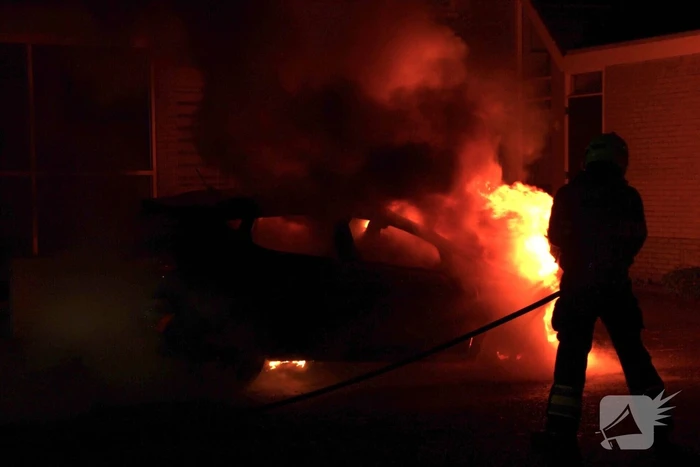Personenauto verwoest na brand