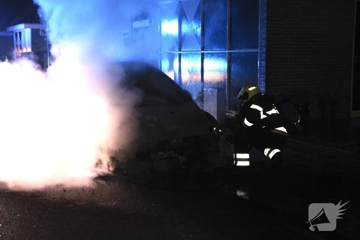 Personenauto verwoest na brand