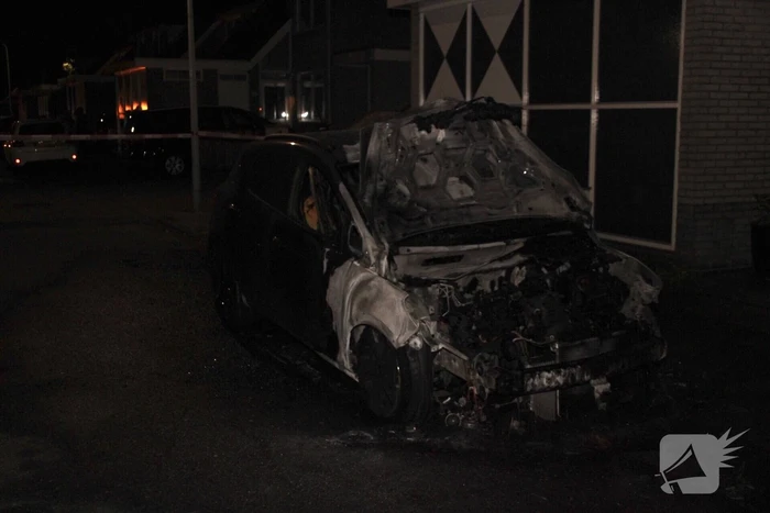 Personenauto verwoest na brand