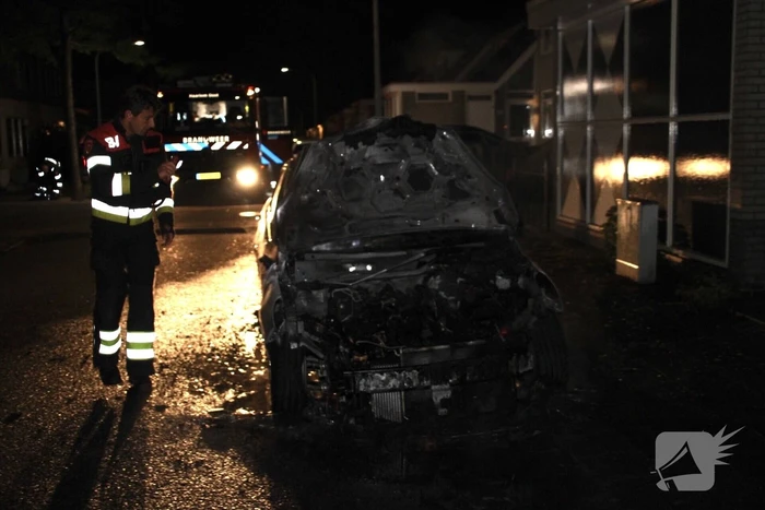 Personenauto verwoest na brand