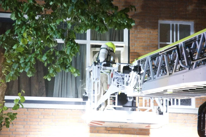 Negen personen uit brandende woning gehaald