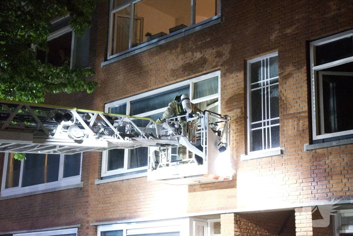 Negen personen uit brandende woning gehaald
