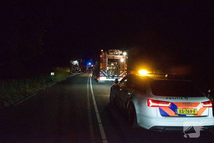Bestuurder bots met bestelbus frontaal tegen gemaal